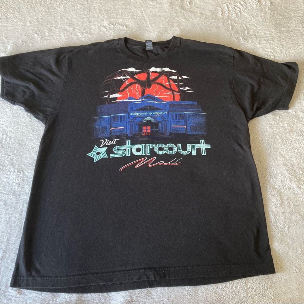 Stranger Things Visit Star Court Mall Graphic Print T-Shirt Men’s size XL